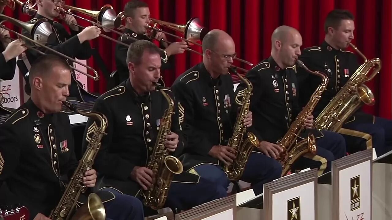Оркестр саксофоны. Оркестр саксофонов. саксофонист в оркестре. саксофонист военного оркестра. саксофон в военном оркестре.