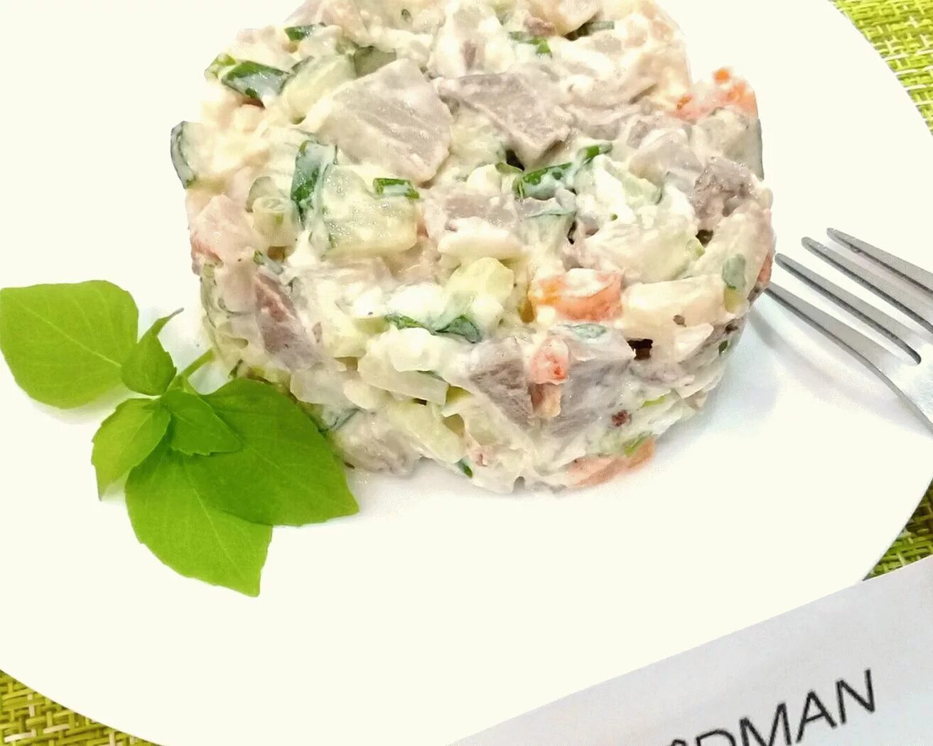 Салат оливье с языком. Оливье со свиным языком. Оливье с языком. Оливье с говядиной. Оливье со свиным языком.