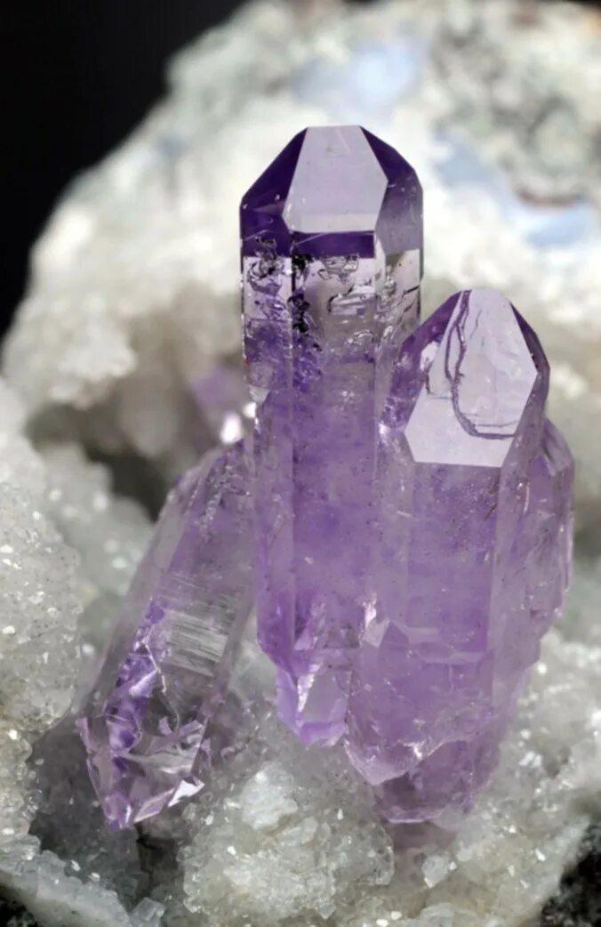 Cacha crystal. Кварц аметист. Аметист кварц камень. Кристаллы аметиста в Камне. Фиолетовый кварц аметист.