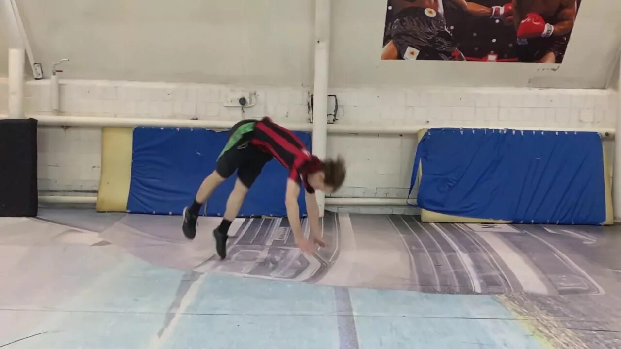Видео как делают кувырок. Кувырок бербеляк. кувырок с переподвыподвертом. соревнования по кувыркам. фото кувыркаться.
