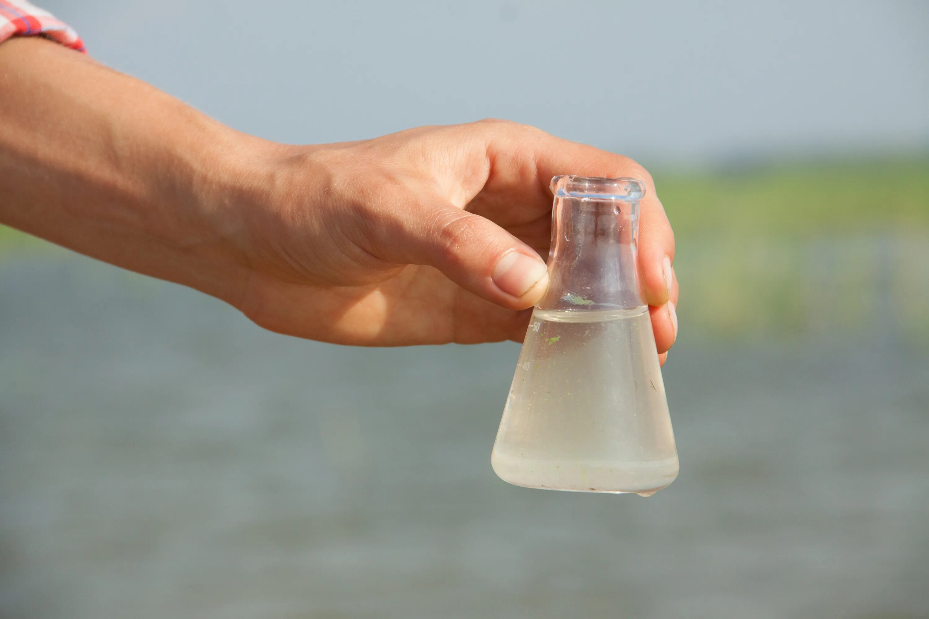 Отбор проб воды. Грязная вода в бутылке. Непрозрачная вода. Мутность воды.