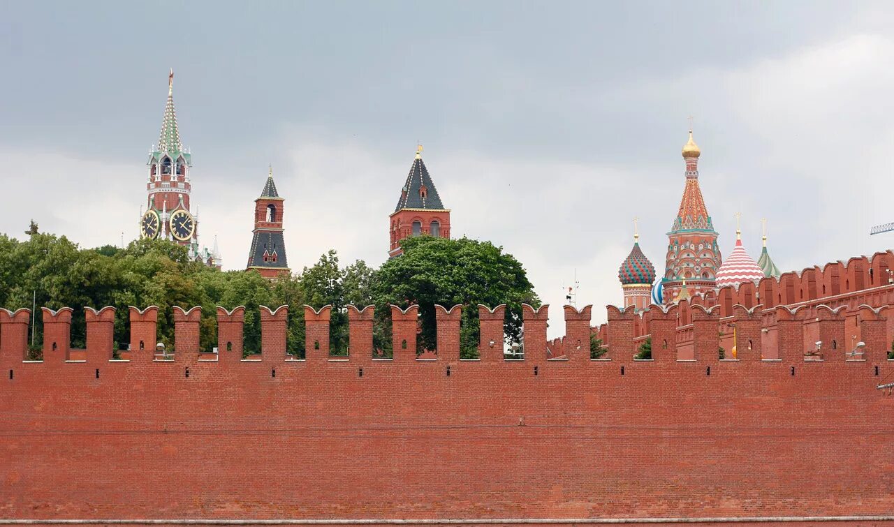 Стены московского кремля. Стена я тебя люблю в париже. Сан луис обиспо стена из жвачек. Граффити цоя в москве на арбате. Париж стена любви на монмартре.