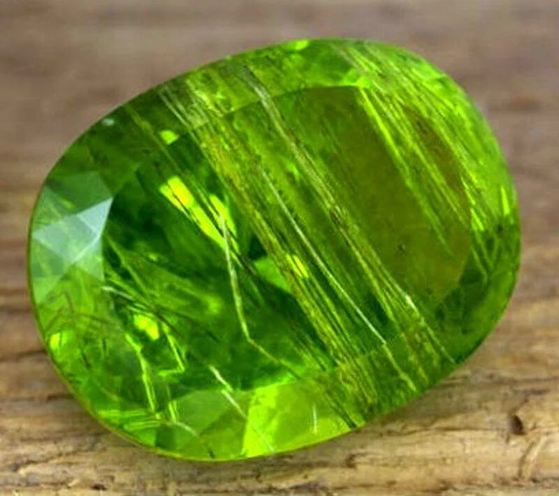 Оливин-хризолит. Камень талисман хризолит. Оливин камень. Хризолит в природе.