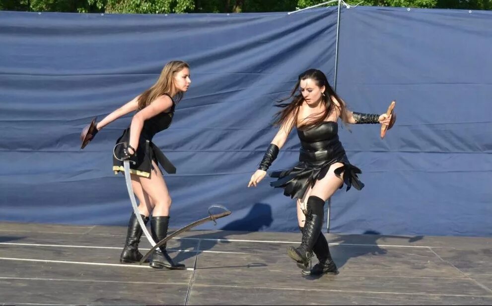 девушки сражаются на шпагах. две женщины сражаются на мечах. бой на мечах. девушки дерутся на мечах. рыцарь с клеймором.