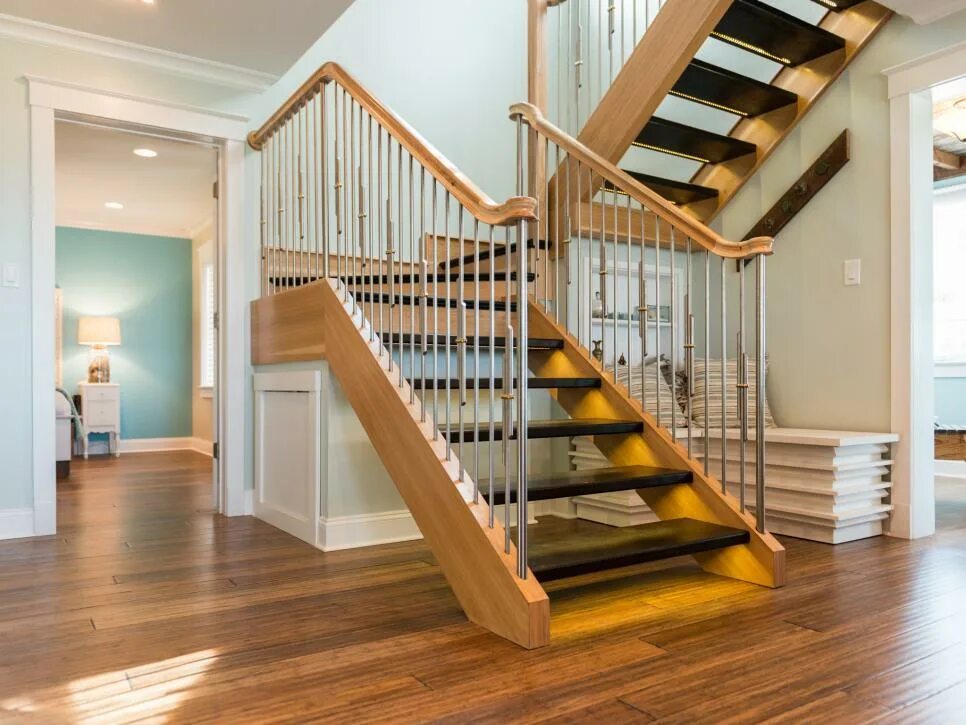Лестница. Лестница в частном доме. Лестница деревянная двухмаршевая. Открытая лестница.