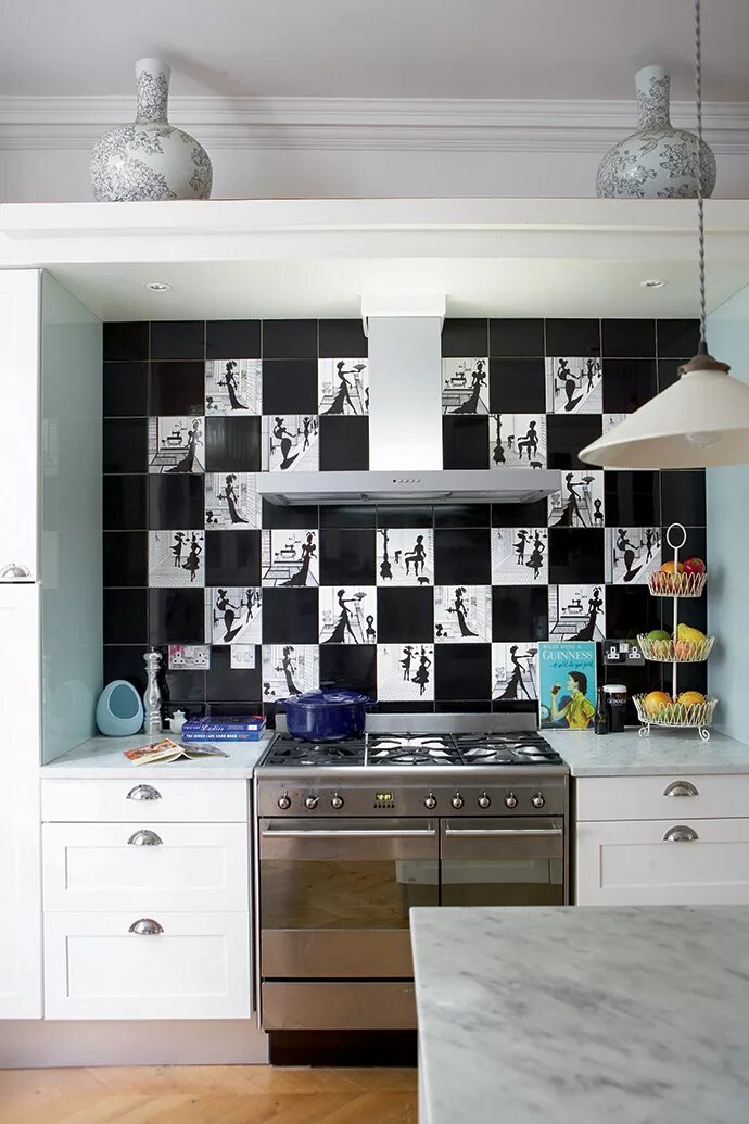 Черно белая кухня плитка. Кухня в шахматном стиле. Черно белая плитка на кухне. Белая плитка и черный фартук. Черно белая плитка на фартук.