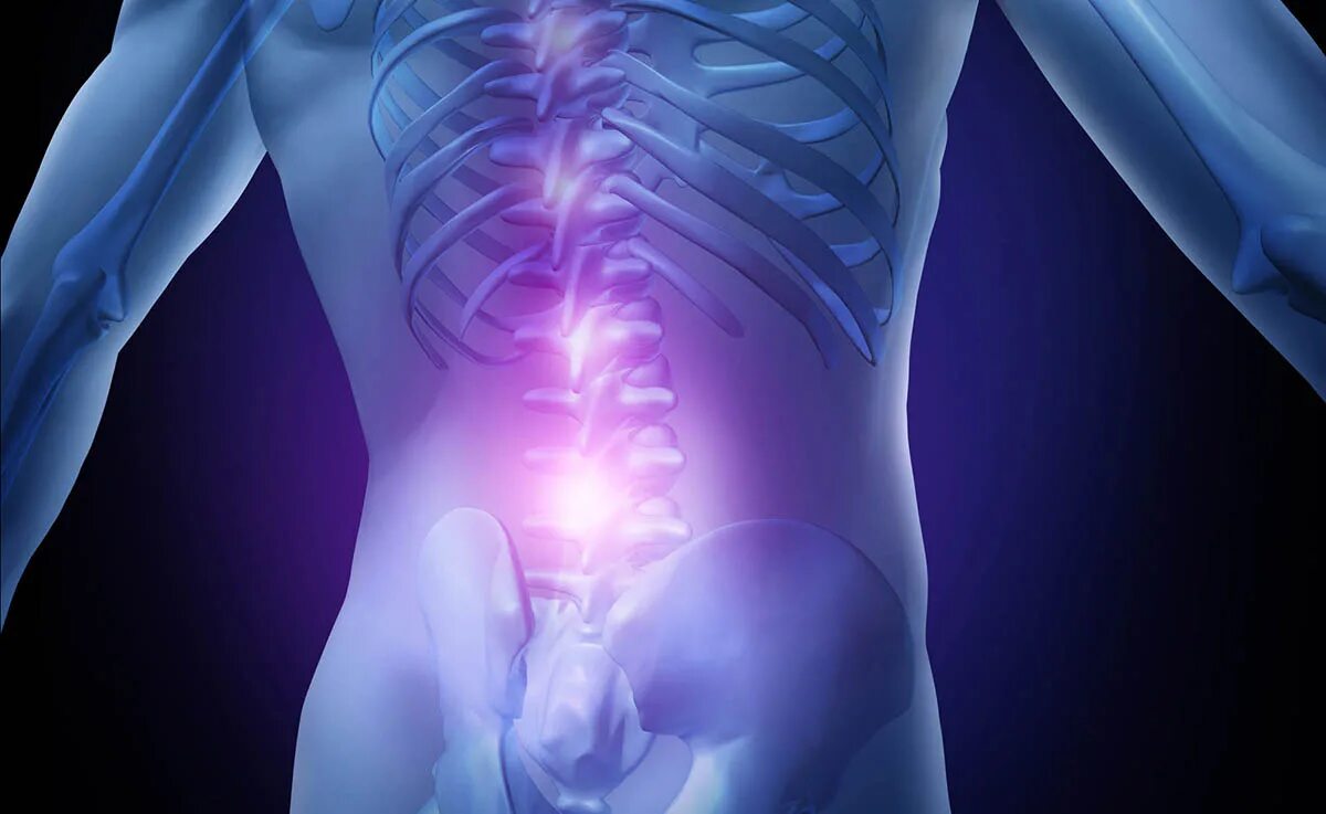 боль в пояснице. боль в животе при остеохондрозе. болит спина. симптомы боли в пояснице у женщин. рука на спине.