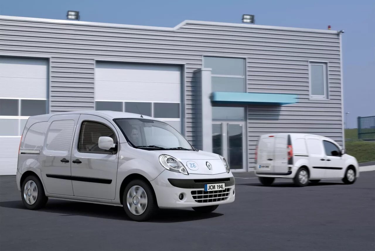 Renault выходит. Renault Kangoo 2011. Рено Кангу электро. Электрофургонах Renault Kangoo z.e.. Рено двухместная.