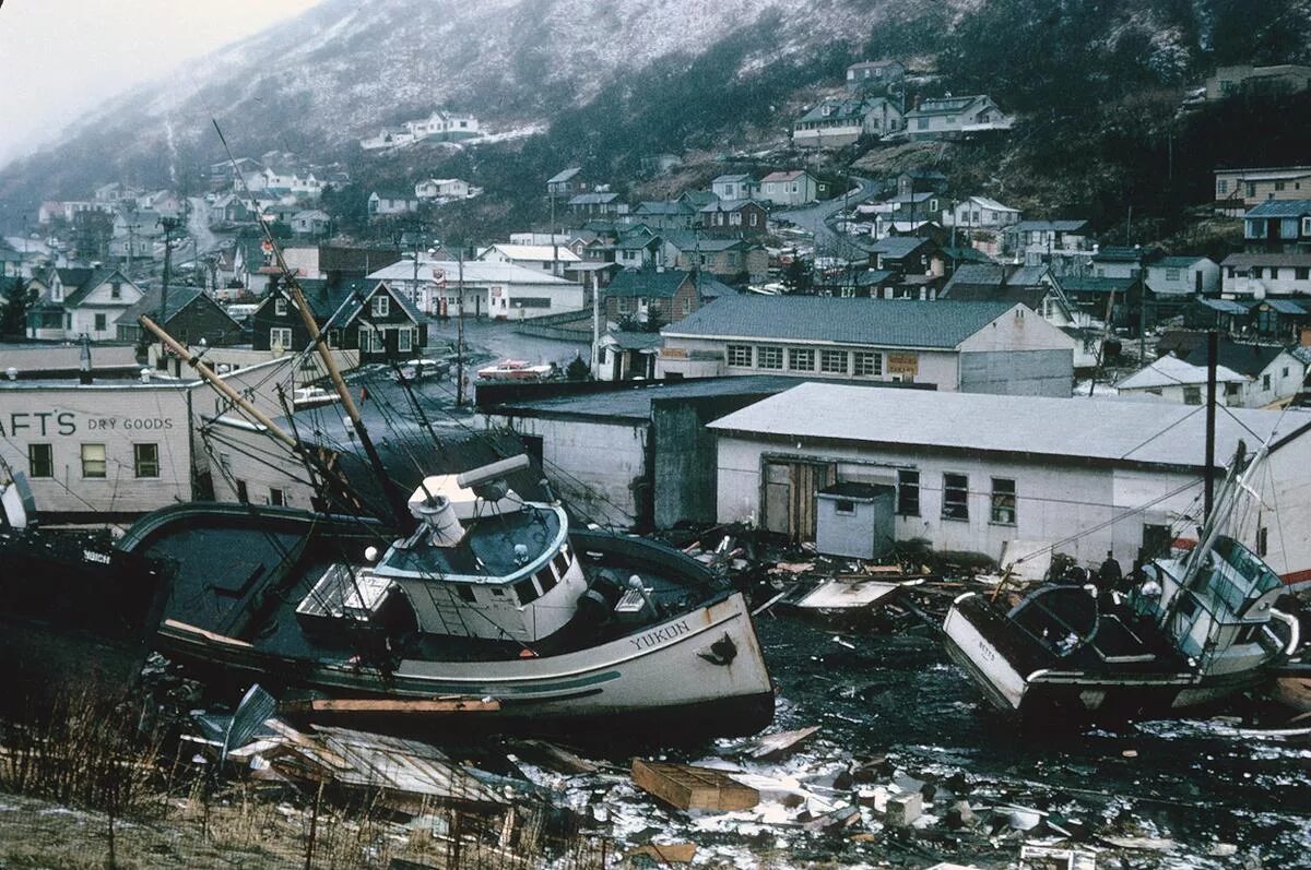 Аляскинское землетрясение 1964. ЦУНАМИ на Аляске в 1964 году. Великое Аляскинское землетрясение ЦУНАМИ. Северо-Курильское ЦУНАМИ 1952.