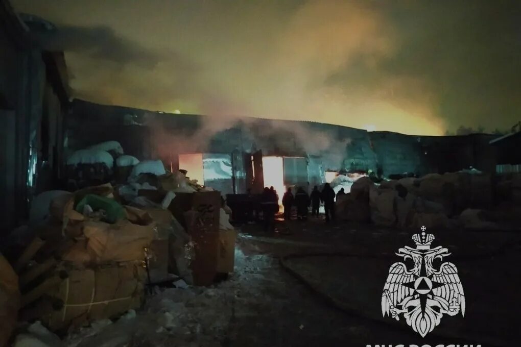 Огонь и дым. Пожарная машина под обстрелом. Новости обстрел татарстана. Пожар на дубравной казань. Новости обстрел татарстана.