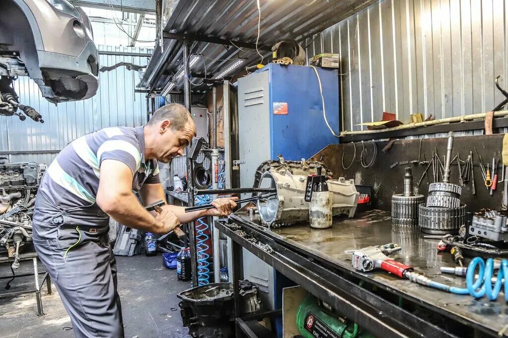 рабочее место для ремонта акпп. переборка акпп. ремонт акпп consult service. акпп автосервис. коробка передач.