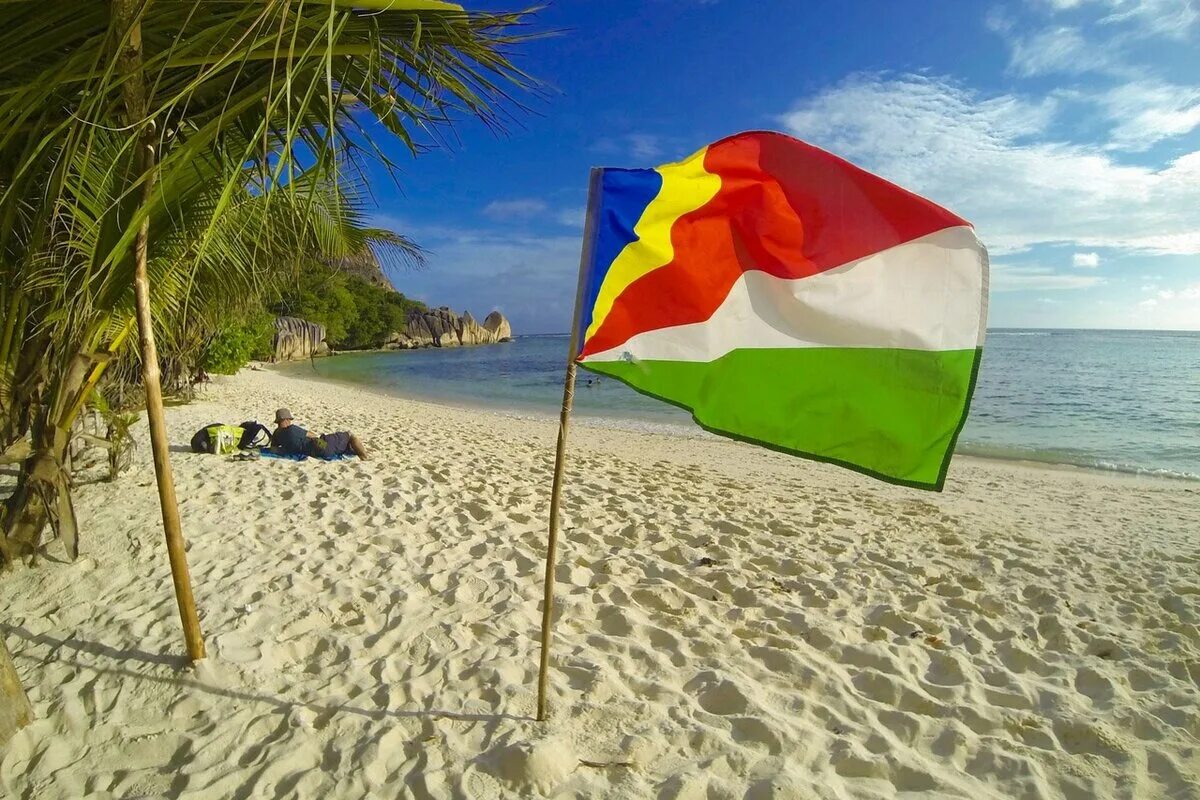 Сейшелы флаг. Остров Сейшелы с флагом. Флаг Seychelles. Флаг Сейшелы фото.