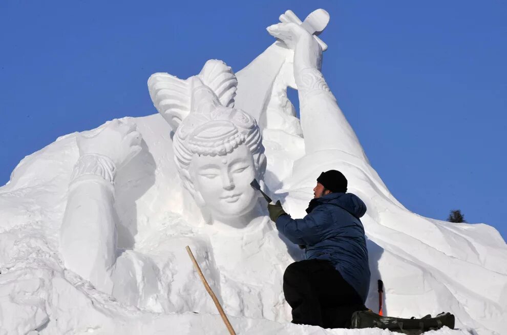 Снежные фигуры. Скульптуры из снега. Красивые снежные скульптуры. Красивые фигуры из снега. Замечательные фигуры