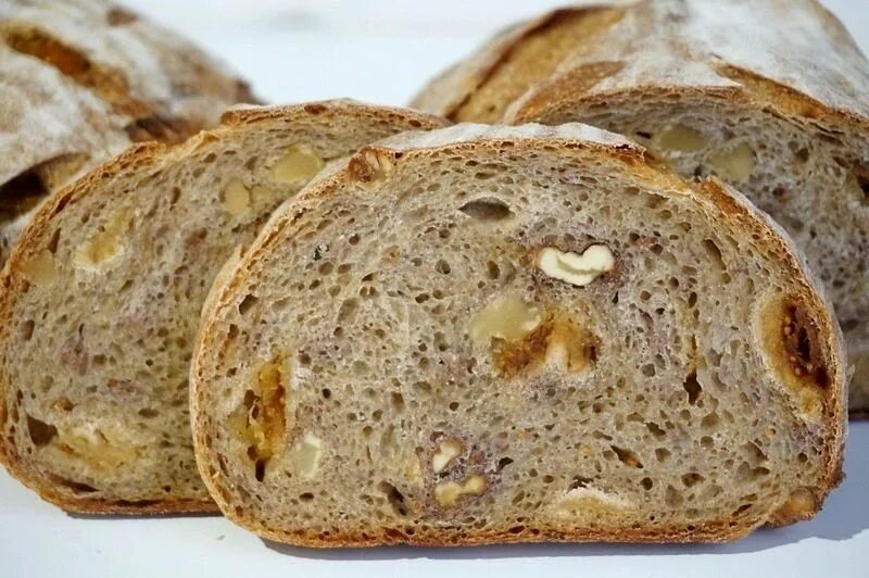 Хлеб с добавками. Инжирный хлеб. Домашний хлеб с добавками. Хлеб с инжиром. Рецепты хлеба с орехами