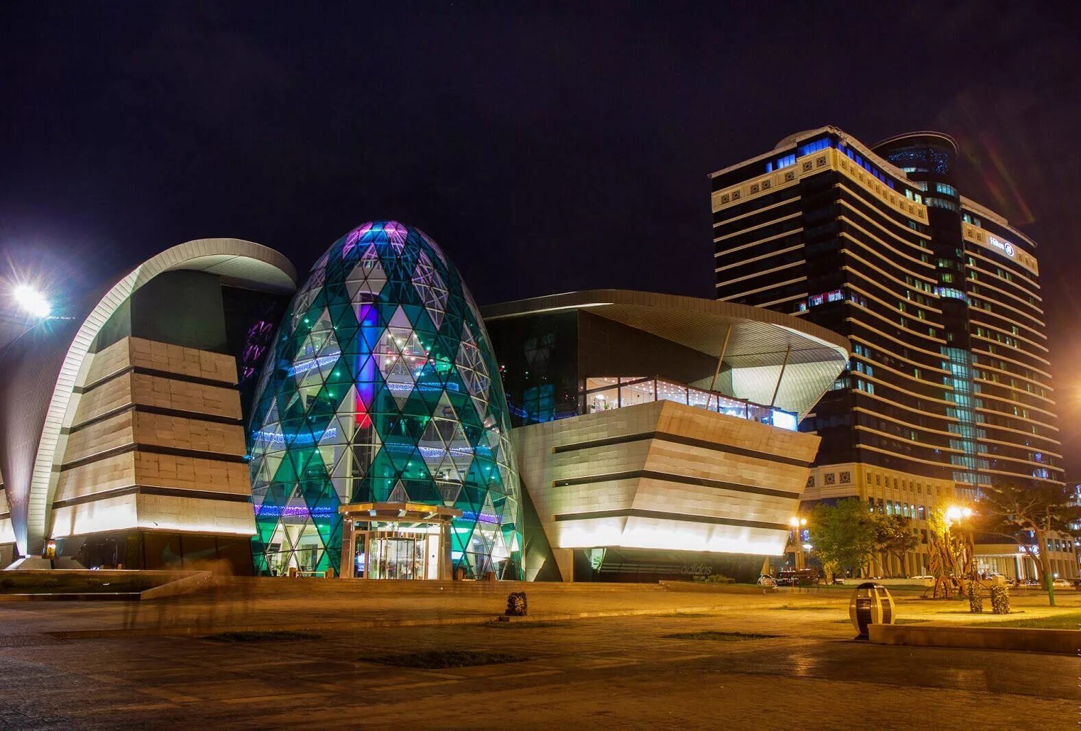 Baku boulevard. Парк бульвар Баку торговый центр. Парк бульвар в Баку Азербайджан. Азербайджан Баку торговый центр. Баку торговый центр на набережной.