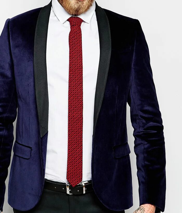 По этикету галстук должен быть. Узкий галстук. Узкий галстук мужской. Тонкий галстук. Галстук красный узкий.
