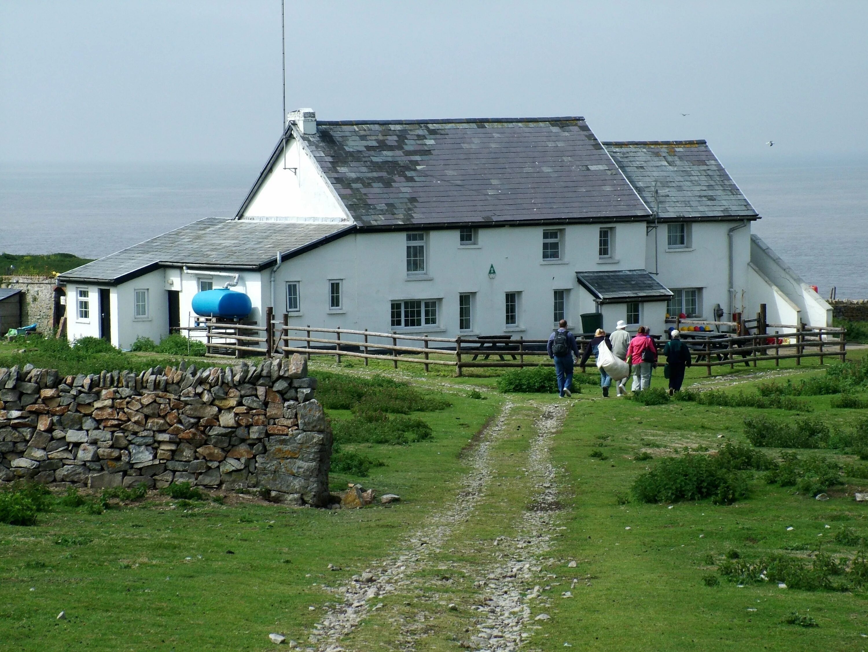 Плоский холм. Флэт холм остров. Flat Holm Project Маяк. Остров флэт холм фото.