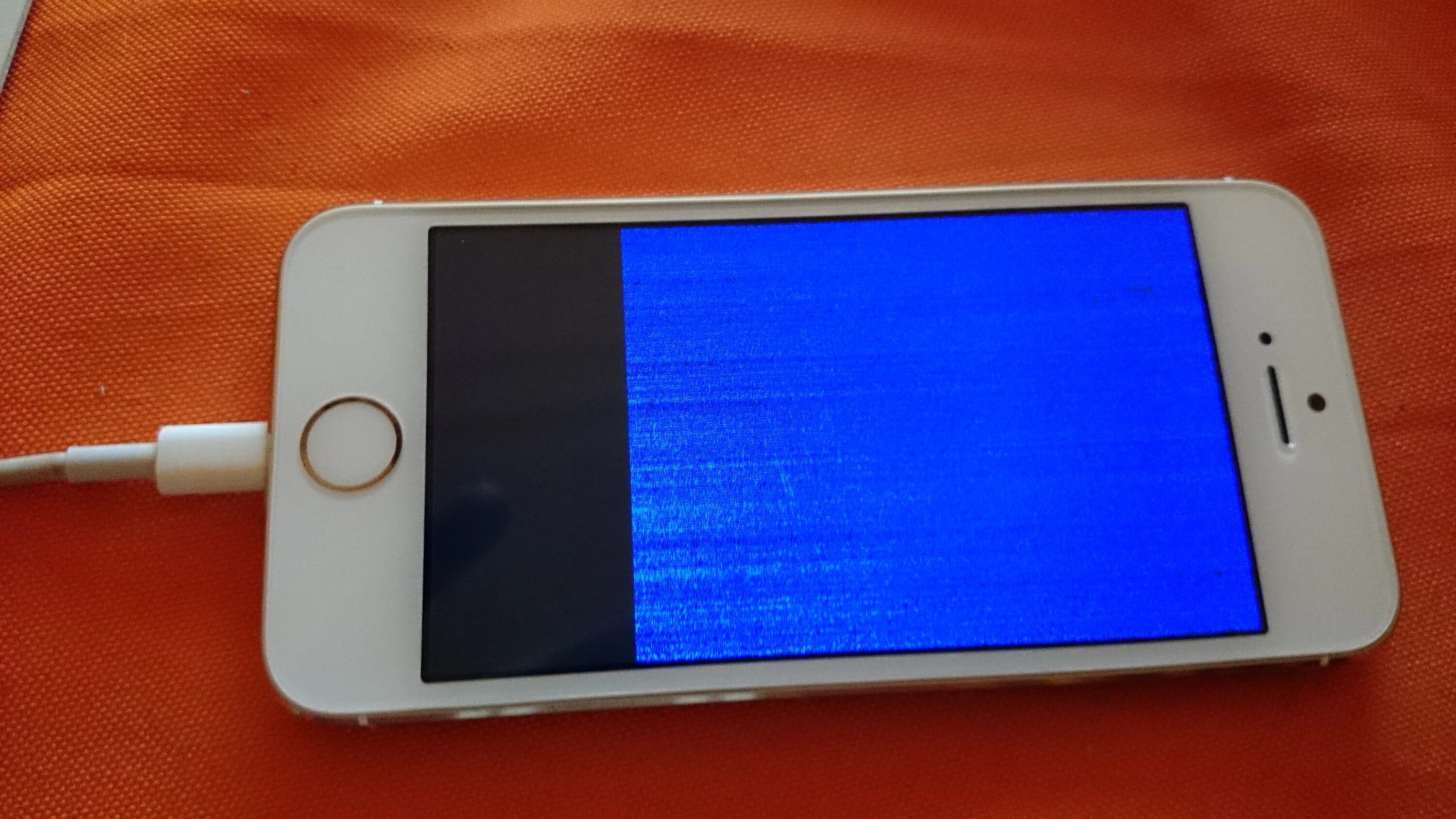 Iphone не включается экран. Экран телефона. Дисплей телефона. Смартфон экраном вниз. Айфон 5.