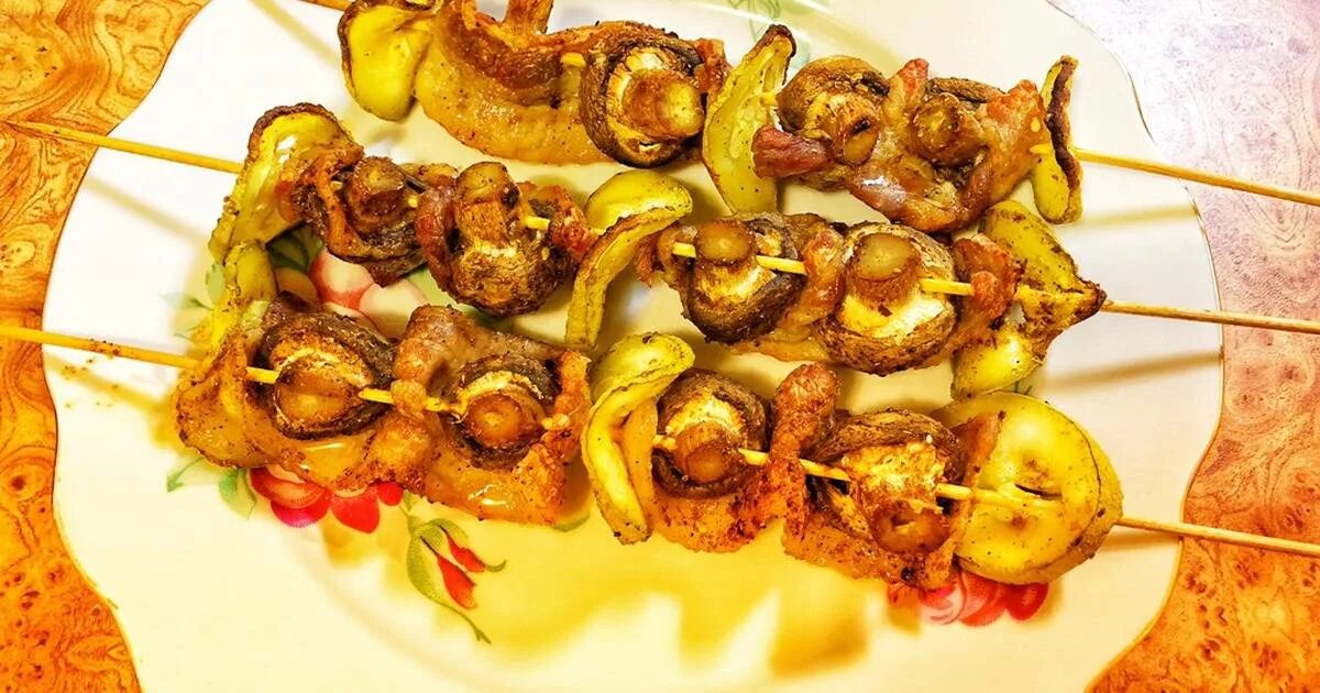 Шашлык из шампиньонов с беконом. Шашлык в духовке на шпажках шампиньоны. грибы на шпажках в духовке. шашлычок на шпажках с шампиньонами. куриные шашлычки на шпажках с грибами.