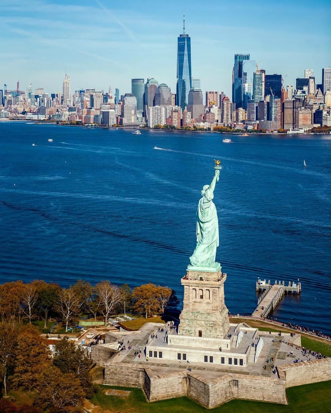 Чем известна страна сша. Статуя свободы Нью-Йорк. Нью Йорк Манхеттен статуя свободы. Статус свободы в Нью-Йорке. Нью Йорк с атуя свободы.