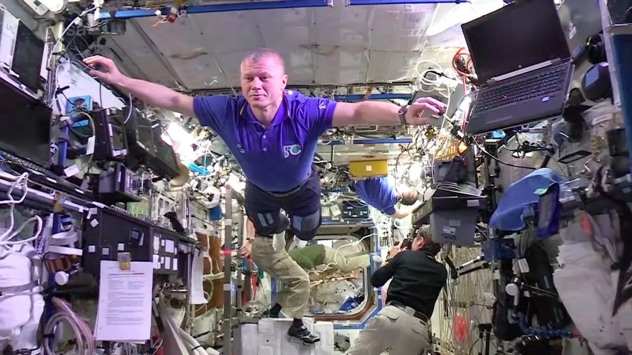 Для измерения массы на мкс используют. Космонавт в невесомости. космонавты на станции. космонавты в невесомости на мкс. российские космонавты в невесомости.