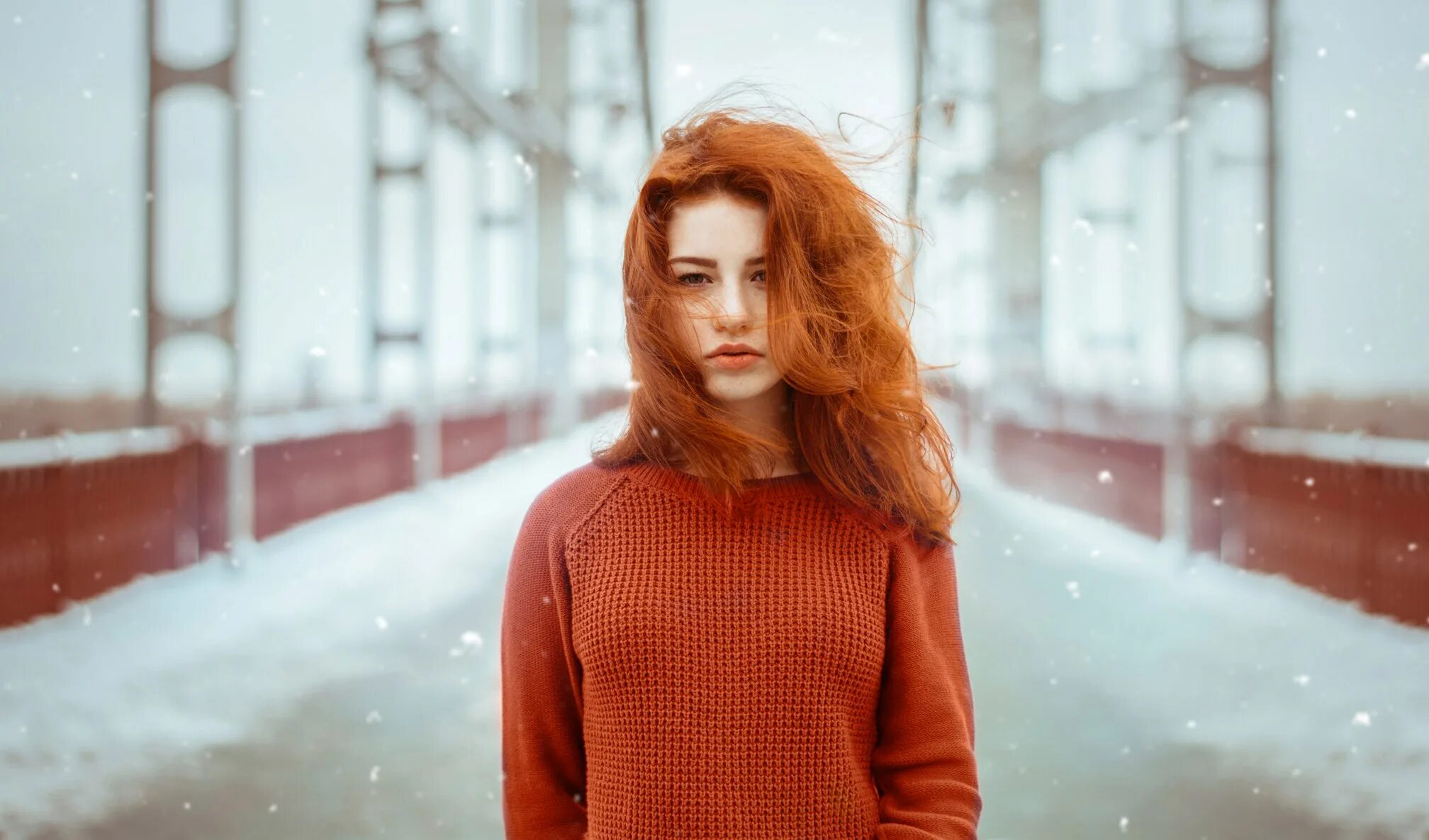 Redhead huge. Редхед Винтер. Рыжая девушка зимой. Девочки с рыжими волосами зимой. Рыжая девушка в свитере.