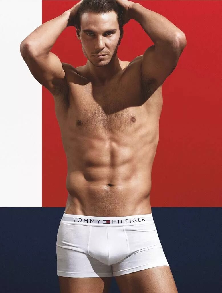 Рекламирует нижнее белье. Tommy Hilfiger underwear.