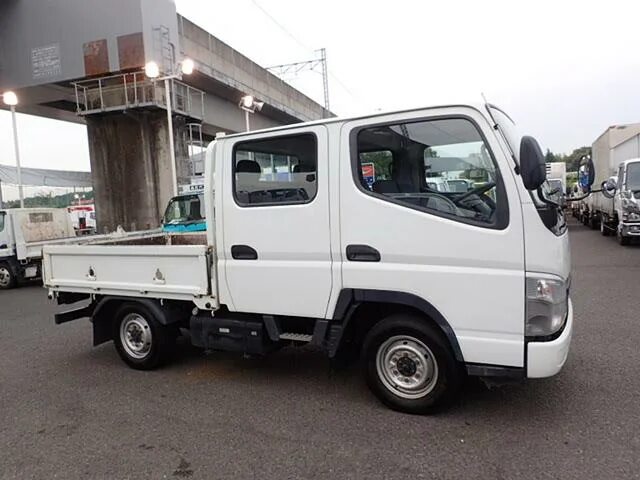 Mitsubishi бортовой. Mitsubishi Fuso Canter бортовой. Митсубиси Фусо Кантер бортовой. Бортовой грузовик Fuso 2002. Митсубиси Кантер бортовой 2022.