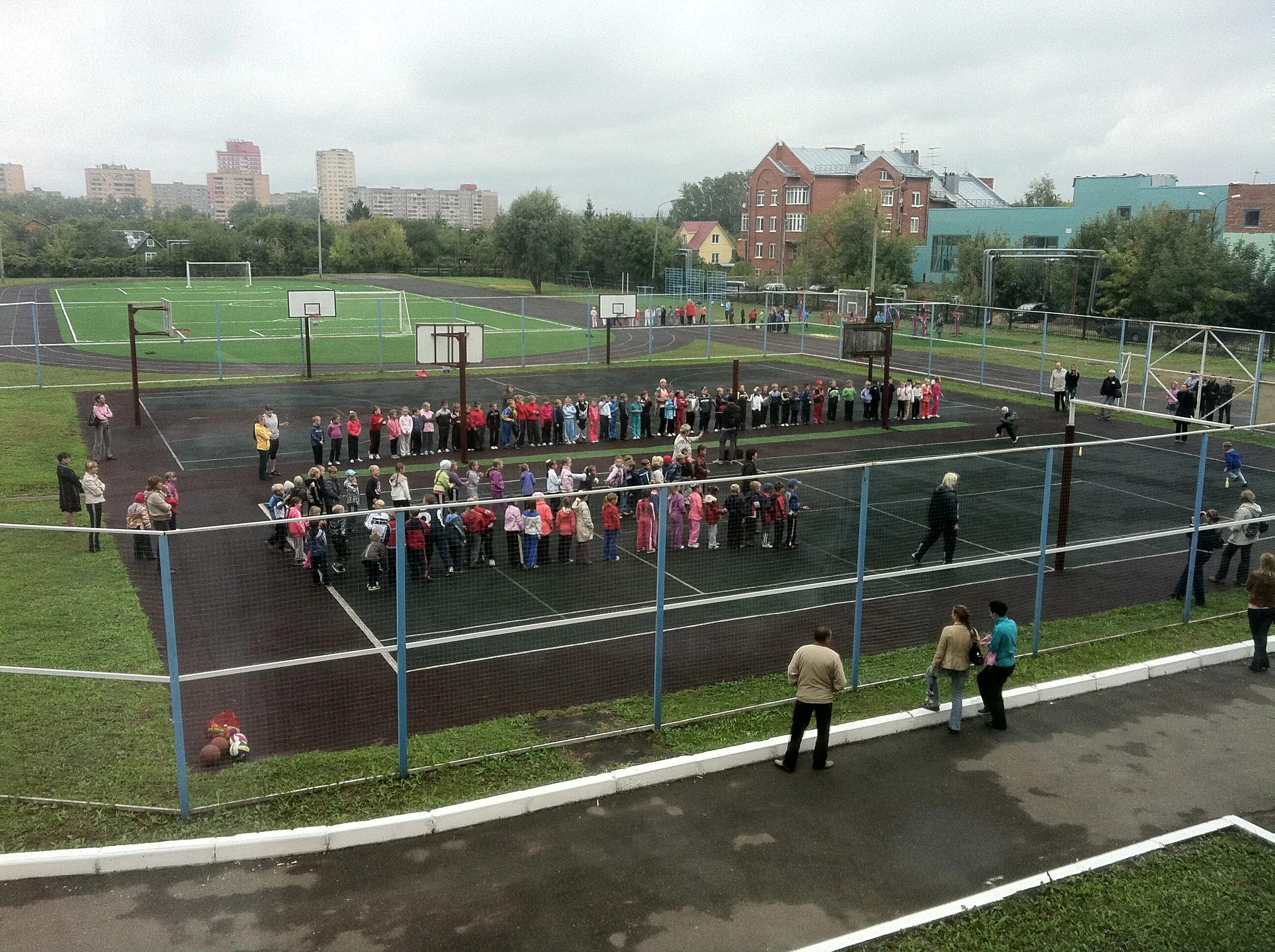Спортивные соревнования на школьном стадионе