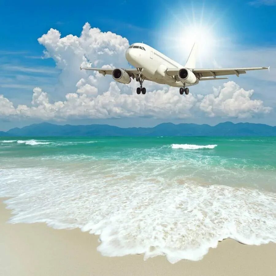 Полетели в путешествие. Самолет над морем. Самолет над пляжем. Самолет над океаном. Самолет пляж над морем.