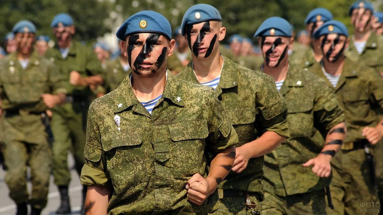 Солдат радуется. Военная форма. Форма воздушно десантных войск. Солдат Российской армии. Солдат ВДВ.