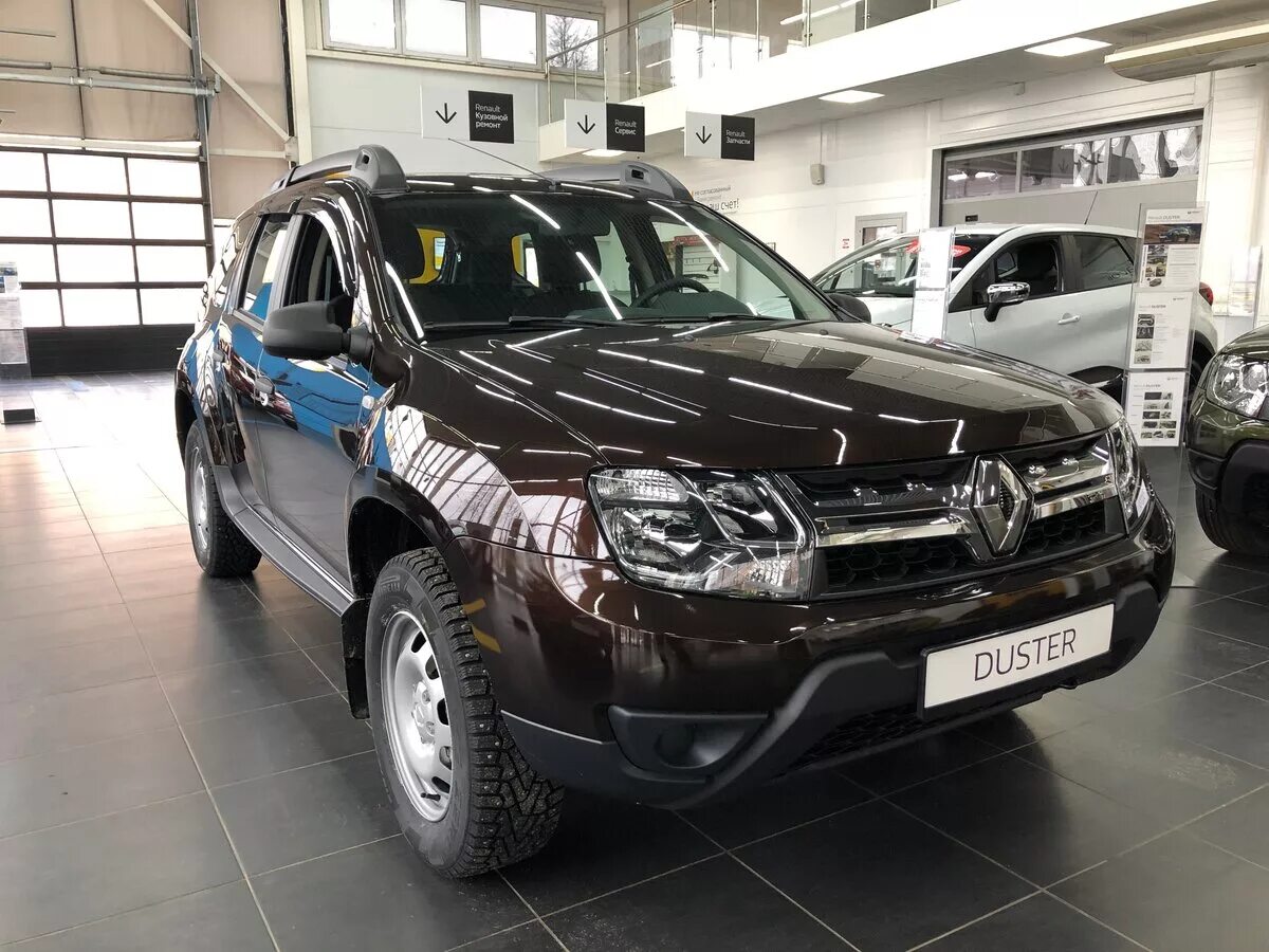 Renault duster в автосалоне. новый рено дастер зеленый. рено дастер 2019. дастер новый у дилера. Renault duster 2017.