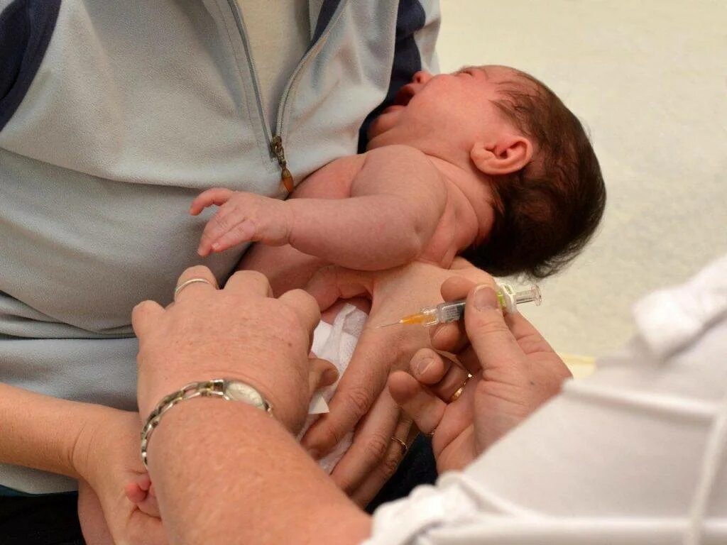 Прививка в роддоме новорожденным. Прививки от гепатита новорожденным. Прививка от гепатита новорожденному. Прививка от гепатита новорожденным в роддоме. Вакцины в роддоме