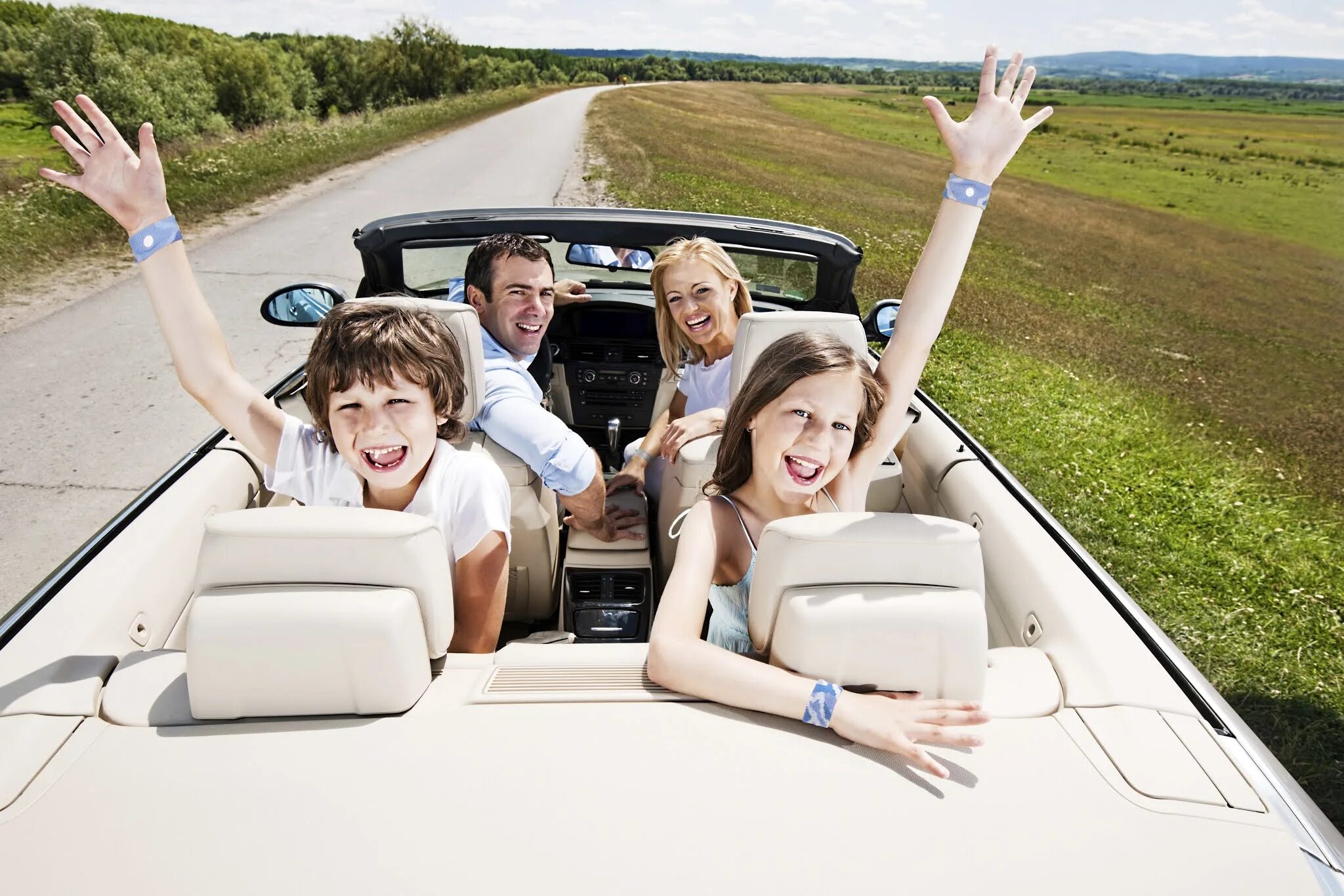 Молодым семьям миллион на машину. Семья с новой машиной. Авто для семьи. Счастливая молодая семья. Радость от покупки машины.