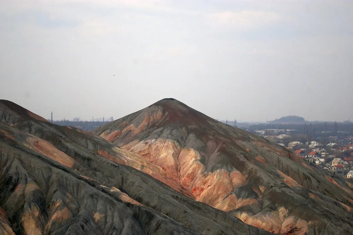 Террикон шарлотта. Терриконы донбасса антрацит. Терриконы усть-каменогорска. Террикон торез. Горы терриконы.