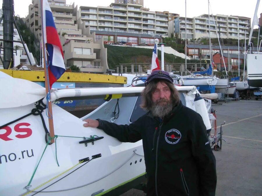 путешественник переплыл море на яхте со средней