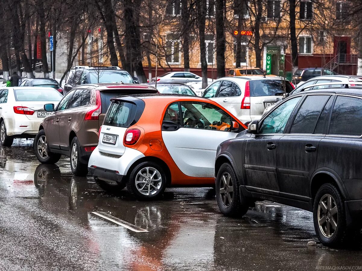 Припаркованный автомобиль