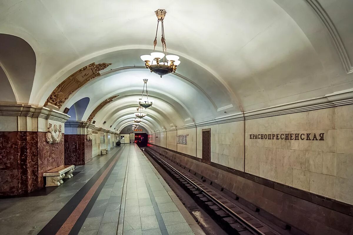 Название станций московского метрополитена. Станция Краснопресненская Кольцевая. Станция метро Краснопресненская Кольцевая. Вестибюль станции метро Краснопресненская. Метро Краснопресненская вестибюль.