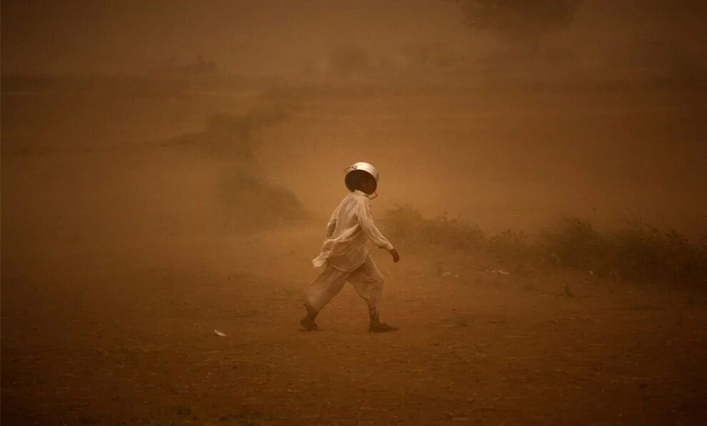 Человек в песчаной Буре. Человек в песочной Буре. Человек в песчаной Буре пустыни. Человек идет в песчаной Буре.