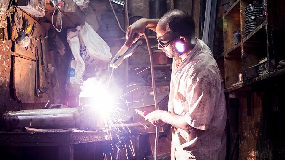 Безопасность электросварочных работ. Опасность работы сварщиком. Средства защиты сварщика. Плакаты по технике безопасности сварщика. Сварочный аэрозоль.