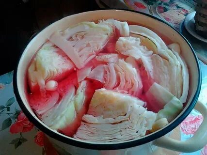 Капуста солить в кастрюле