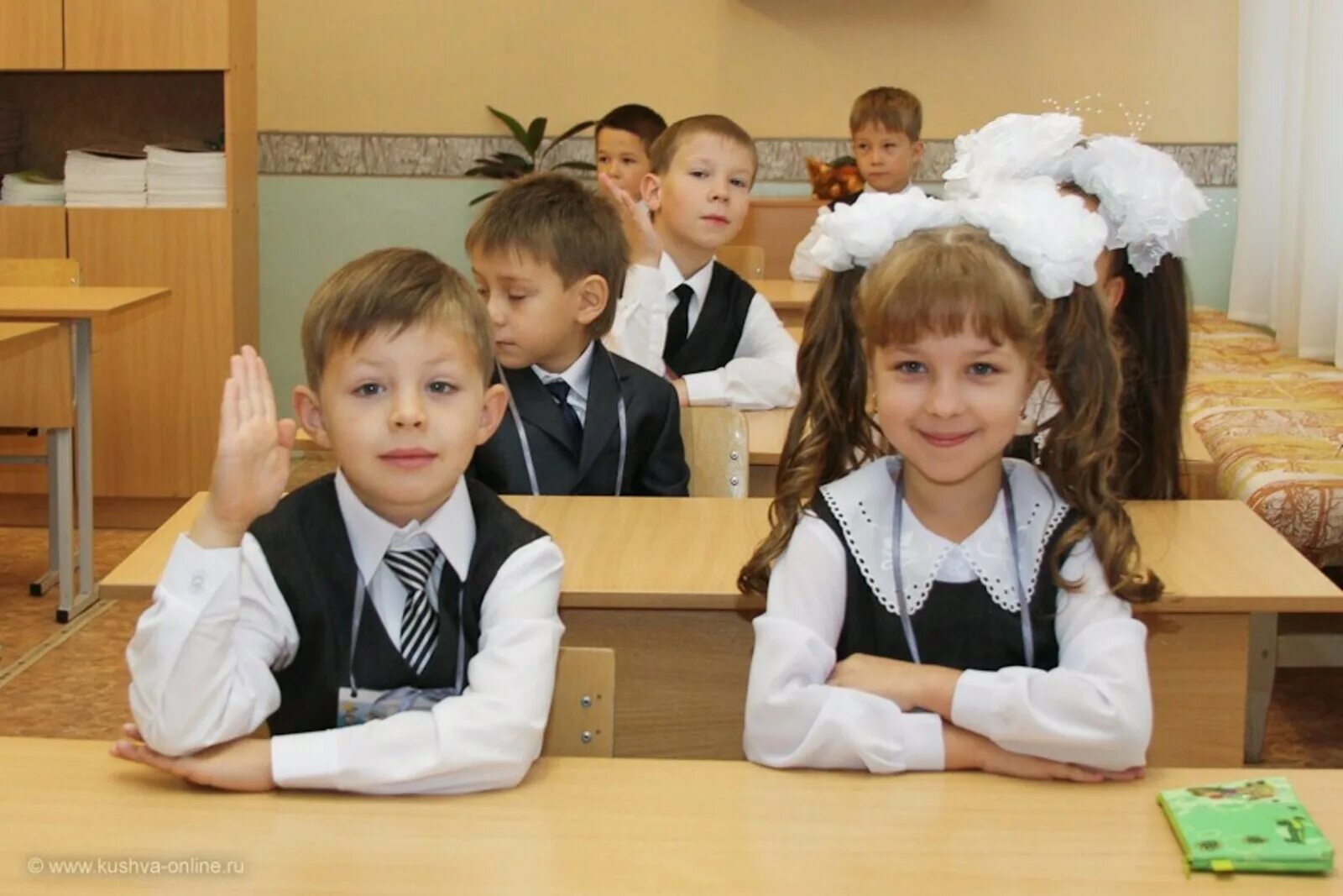 Можно оставить в первом классе ребенка. Дети за партой. школьники в классе. первоклассник за партой. школьники за партой начальная школа.