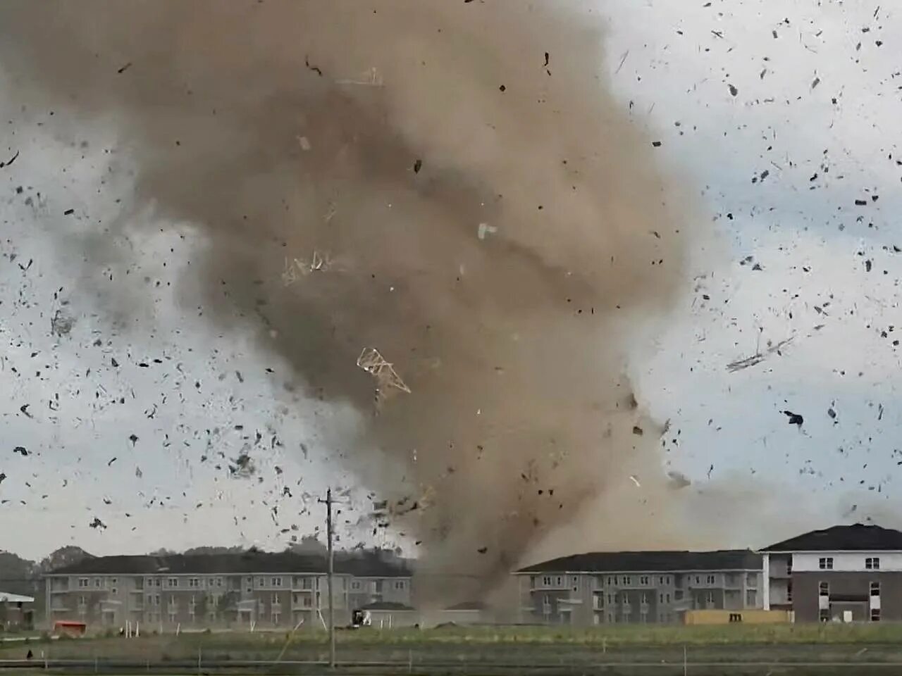 Природные катастрофы Торнадо. Смерч огромный. Смерч фотографии. Торнадо разрушения. Камеры торнадо