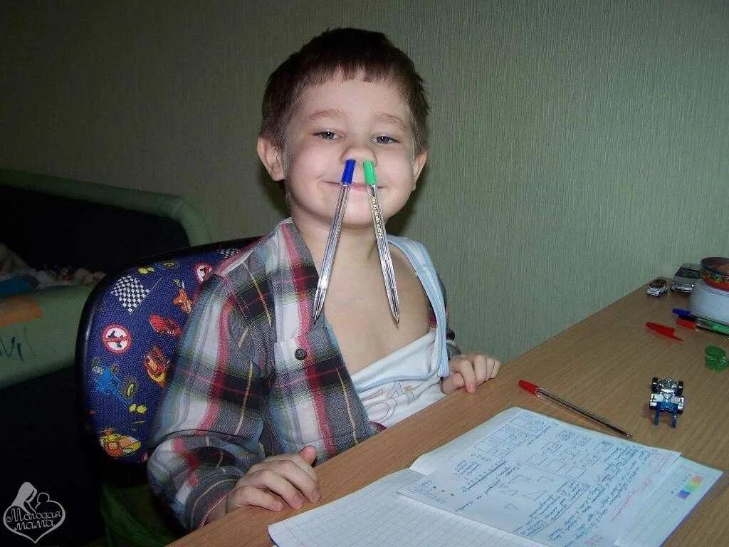 Сын учит уроки. Школьник учит уроки. делать уроки. как дети делают уроки. смешное фото как делать уроки.