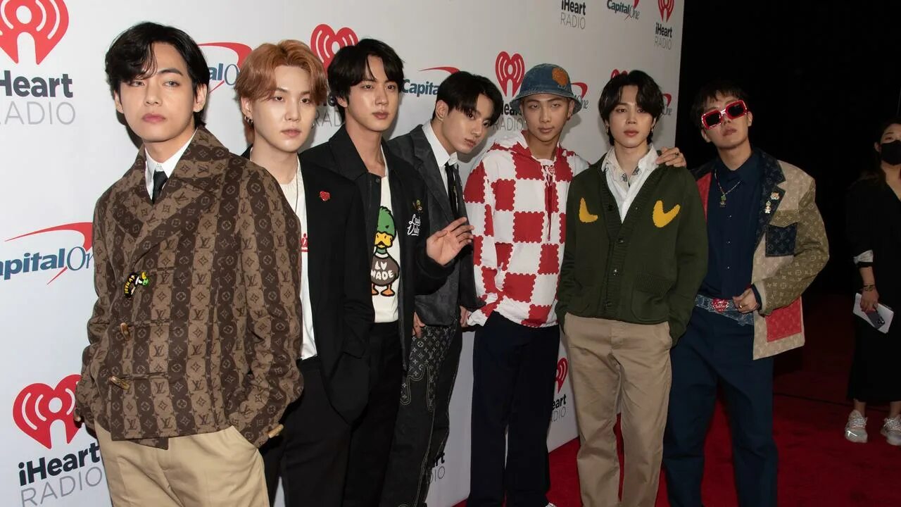 Концерт бтс. Bts на сцене 2021. Концерт группы бтс. Корейские концерты. Bts grammy 2021.