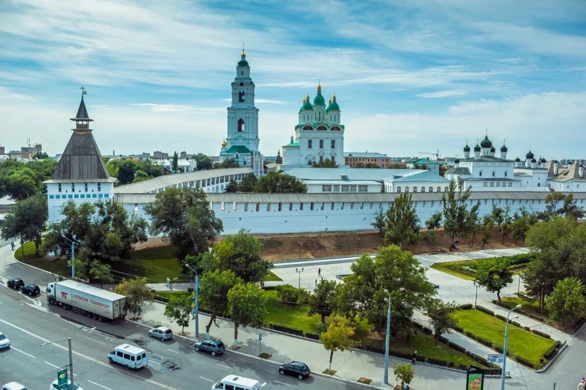 Астрахань москва места. Скандальные пассажиры в самолете. Астрахань кремль площадь ленина. От москвы до астрахани. Астрахань центр волга.
