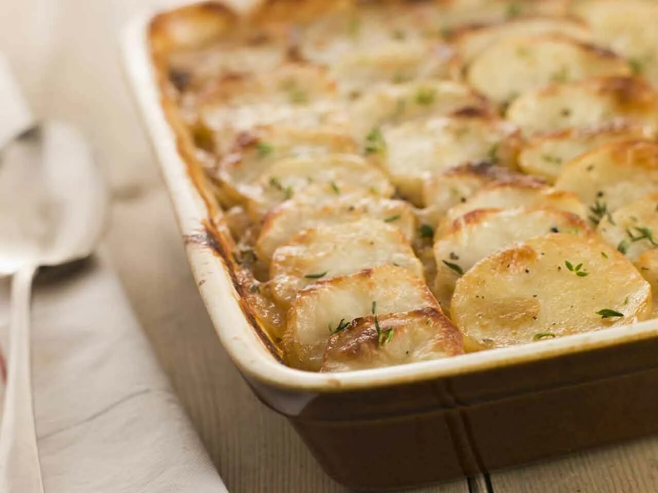 Картофель по-французски в духовке. Картошка по французски. Французская картошка в духовке. Гратен дофинуа gratin dauphinois. Картошка по французски.