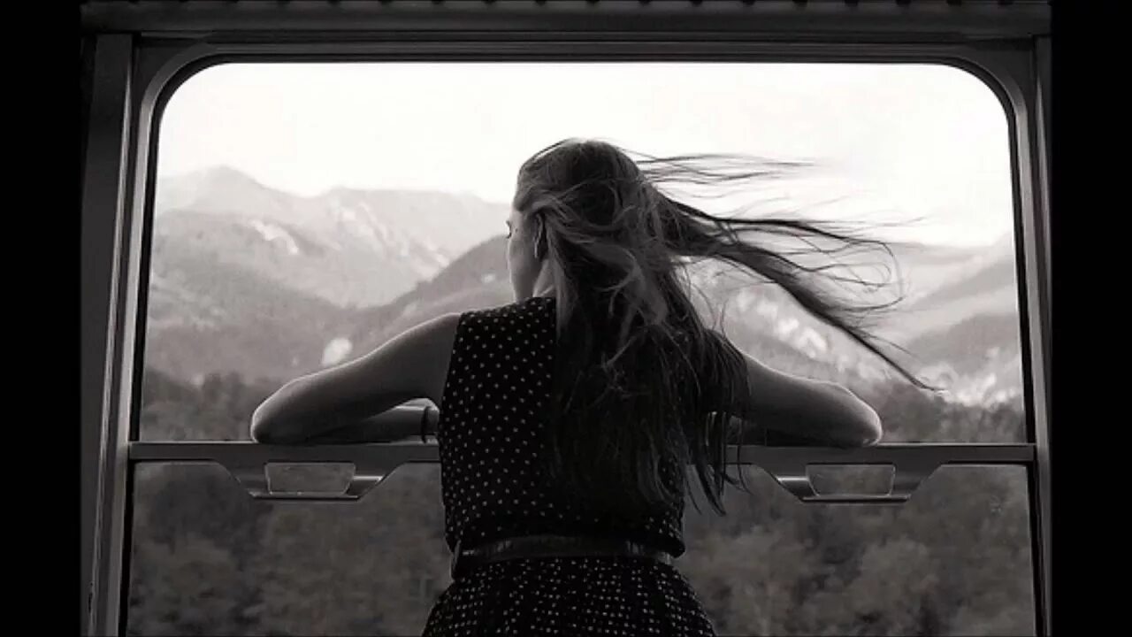 Уходящая женщина. Девушка в поезде у окна. Девушка уезжает. Красивая женщина уходит.