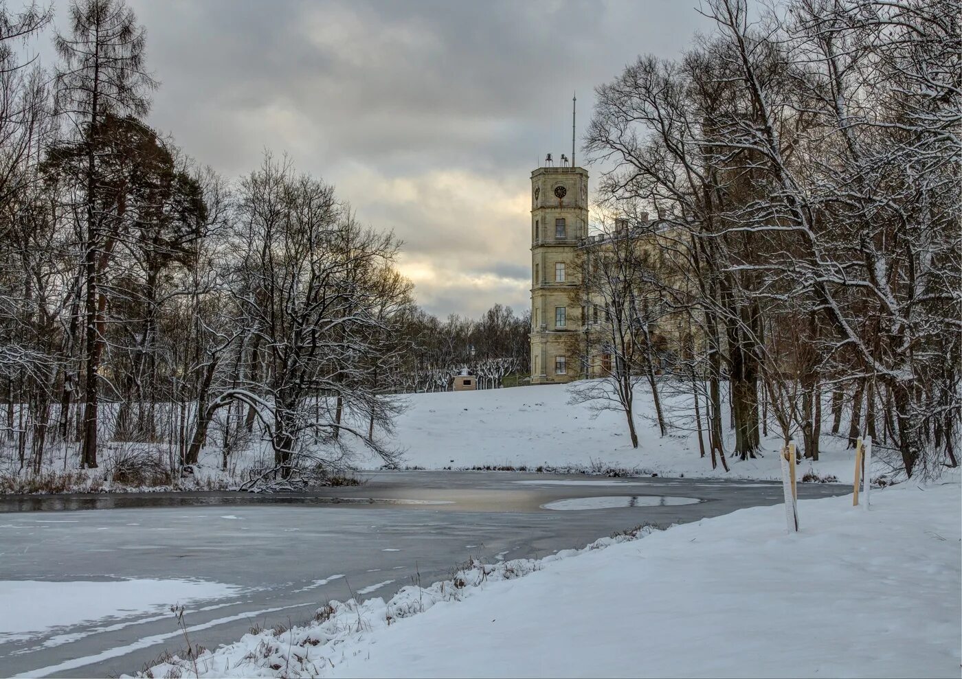 Погода гатчинского. Гатчина Гатчинский дворец зимой. Гатчина парк зима. Гатчина Гатчинский парк зимой. Гатчина парк зимой.