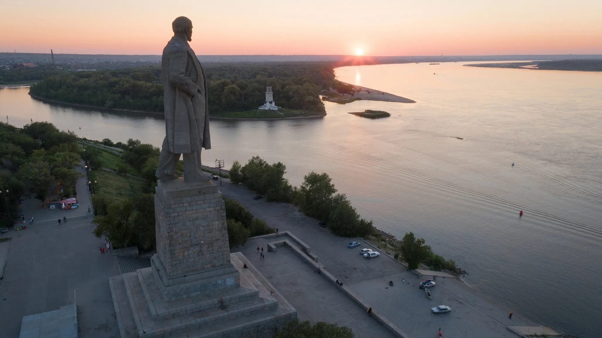 Места волгоград красноармейский. Памятник Ленину у входа в Волго-Донской канал. Ленин Волгоград памятник Волгодонской канал. Памятник Ленину Волгоград Волго-Донской канал.